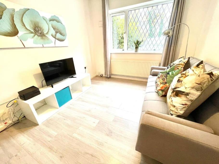 Serene And Cozy 1-Bedroom House With Parking CBG Εξωτερικό φωτογραφία